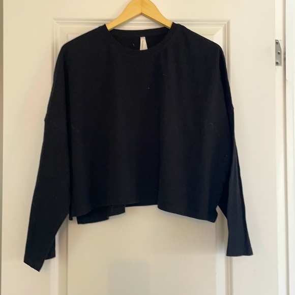 The group babaton black 3/4 sleeve crop tee. Wide crop fit.  Size med - Picture 3 of 7